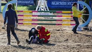 开云体育手机-英超赛季中后期球员肌肉损伤风险与训练节奏关系研究，英超肌肉前锋